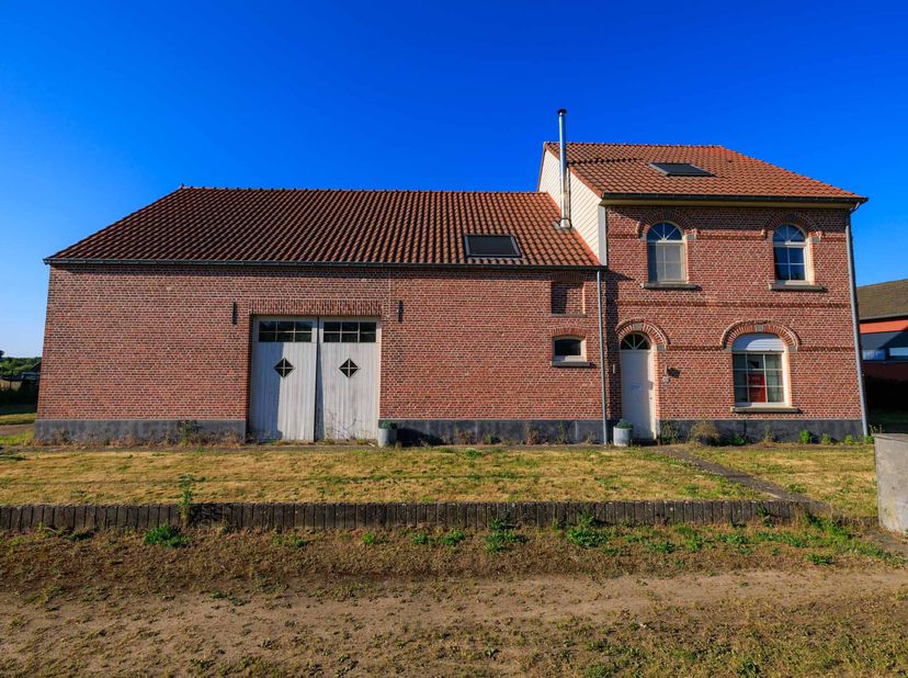 CHARMANTE HOEVE MET WEILAND &lt;br /&gt;
 &lt;br /&gt;
Gelijkvloers: keuken met naastliggende berging, inkomhall, wc, badkamer, gang, living met salon; 1e verdiep