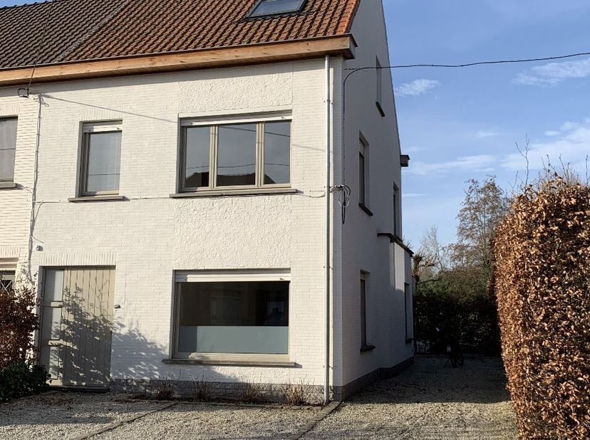 Deze gezellige woning met groot terras en mooie tuin ligt op wandelafstand van het station, scholen en winkels. De woning heeft volgende indeling: ink