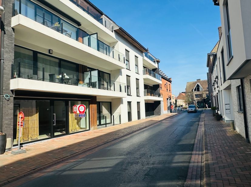 Dit recent handelspand is gelegen in een prachtige residentie op een uitstekende ligging in het midden van het centrum van Oostkamp. Het handelspand b