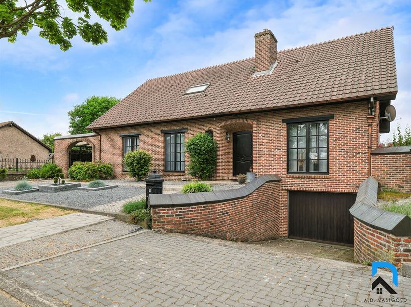 Ruime woning met 5 slaapkamers op toplocatie&lt;br /&gt;
Deze mooie vrijstaande woning is gelegen in een residentiële buurt te Genk in een straat zonder doo