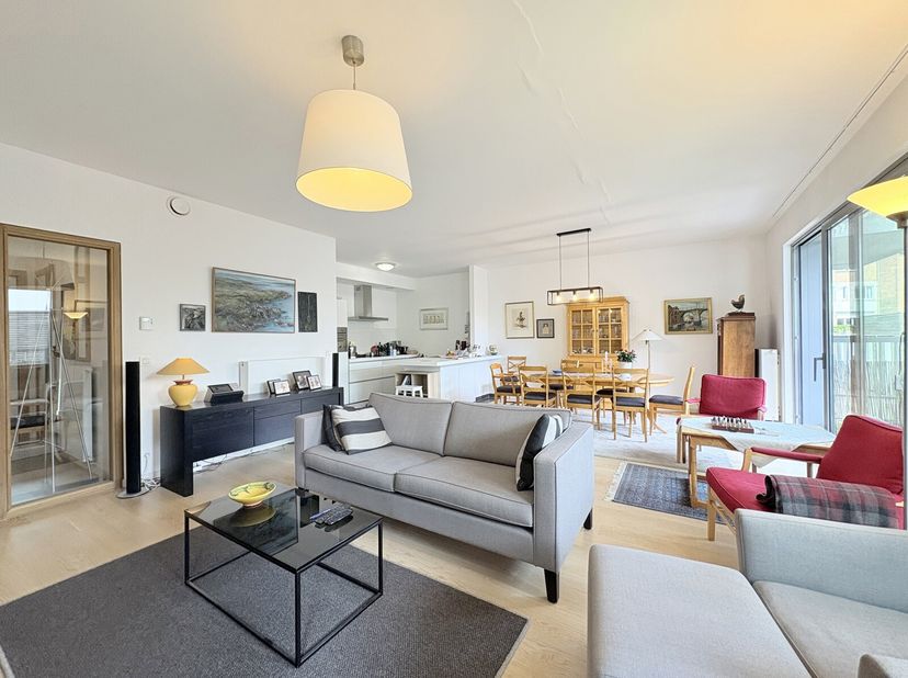Victoire Junot vous propose entre les quartiers de Mérode et de Montgomery, ce magnifique appartement de 113 m² d&#039;espace de vie dans un immeuble récen
