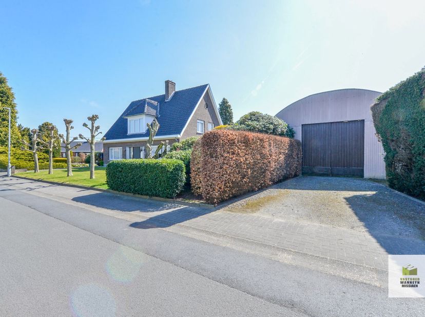 Deze te renoveren vrijstaande woning is gelegen in het hart van Wingene, op wandelafstand van alle voorzieningen en toch rustig. De woning beschikt ov