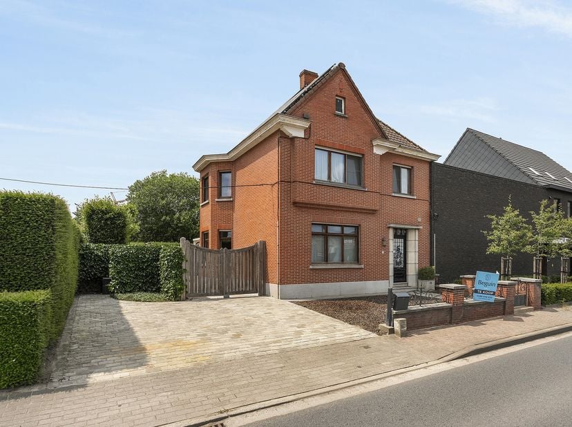 BIEN SITUÉE, belle maison de ville de charme RÉNOVÉE avec TERRASSE et JARDIN paysagés et allée pratique. IDEALEMENT situé en termes d&#039;accessibilité à