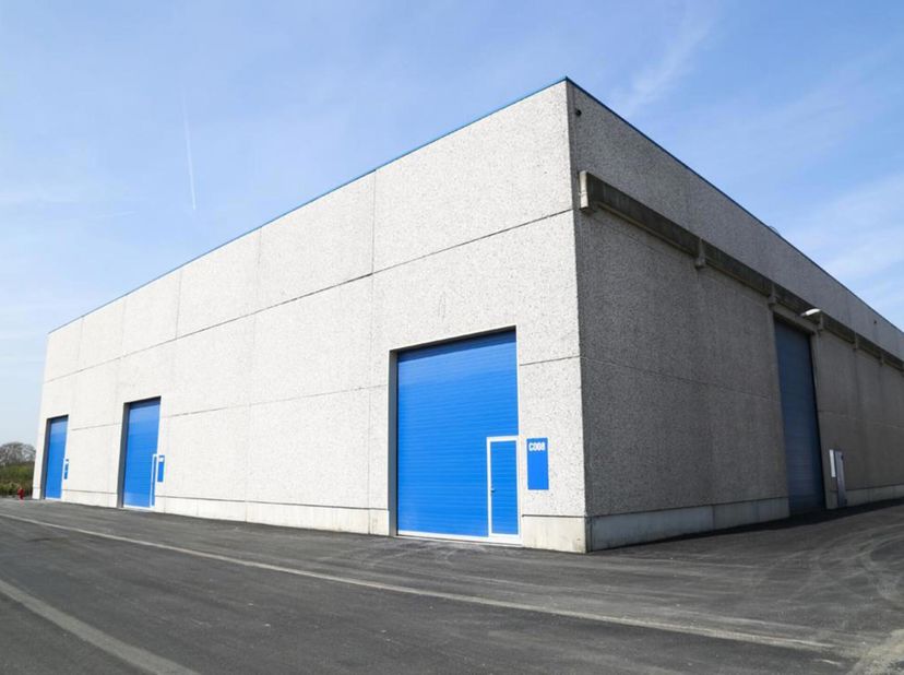 Magazijn Unit C007 - 340m²&lt;br /&gt;
- 3 parkeerplaatsen&lt;br /&gt;
- draagkraht vloer 5.000kg/m² (=50kN/m²)&lt;br /&gt;
- vrije hoogte 9m&lt;br /&gt;
- 1 sectionaal poort