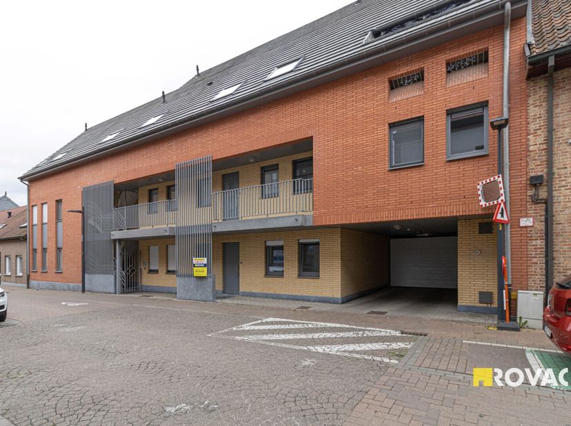 Centraal gelegen en gezellig appartement op het gelijkvloers - 61,25 m² - bestaande uit inkom, leefruimte met zicht op zuidgericht terras, open ingeri