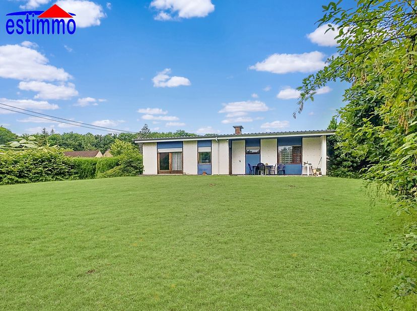 Avec une situation idéale, dans une rue calme, à proximité de toutes commodités, cette jolie villa plein pied vous offre un hall d&#039;entrée, un WC sépar