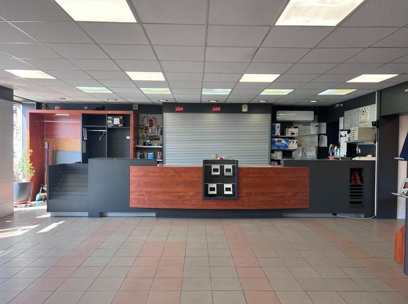 Dit handelspand en woonst is gelegen nabij het centrum van Sleidinge. Dit pand heeft een totale oppervlakte van 597 m² met een bewoonbare oppervlakte
