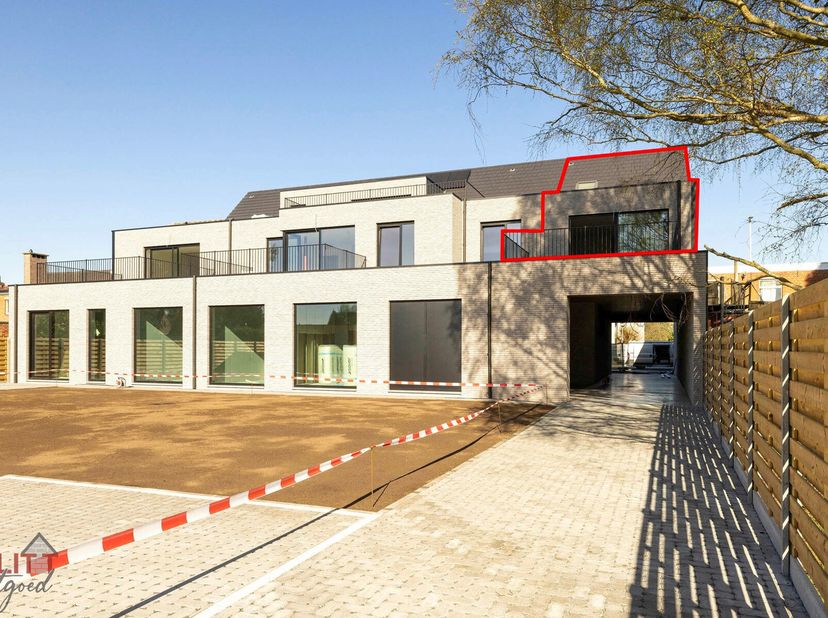 Nieuwbouw duplex (98m²) met aparte ingang, 2 slaapkamers, achterliggend terras (15m²) en bovengrondse parkeerplaats in het centrum van Zandhoven.&lt;br /