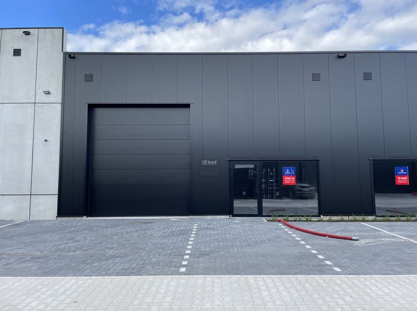 Bedrijvencampus Fenestra: Nieuwbouw KMO-units te huur!&lt;br /&gt;
Nieuwbouw KMO-unit te huur met bruikbare vloeroppervlakte van 216m2. Deze nieuwbouwunit i