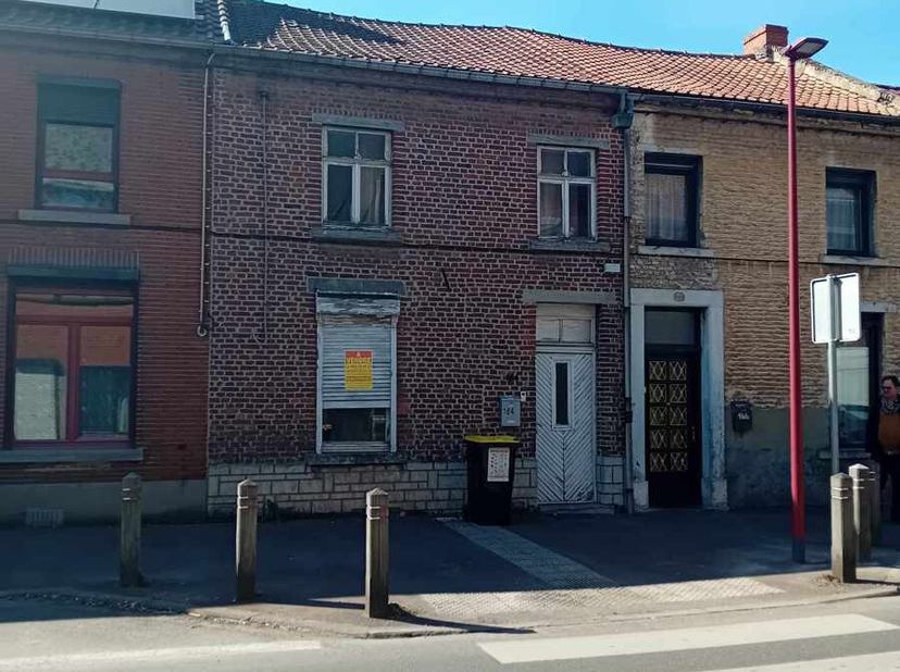 A vendre maison d&#039;habitation comprenant hall d&#039;entrée, pièce pouvant servir de bureau ou chambre, pièce de vie avec coin cuisine, salle de bain. Etage