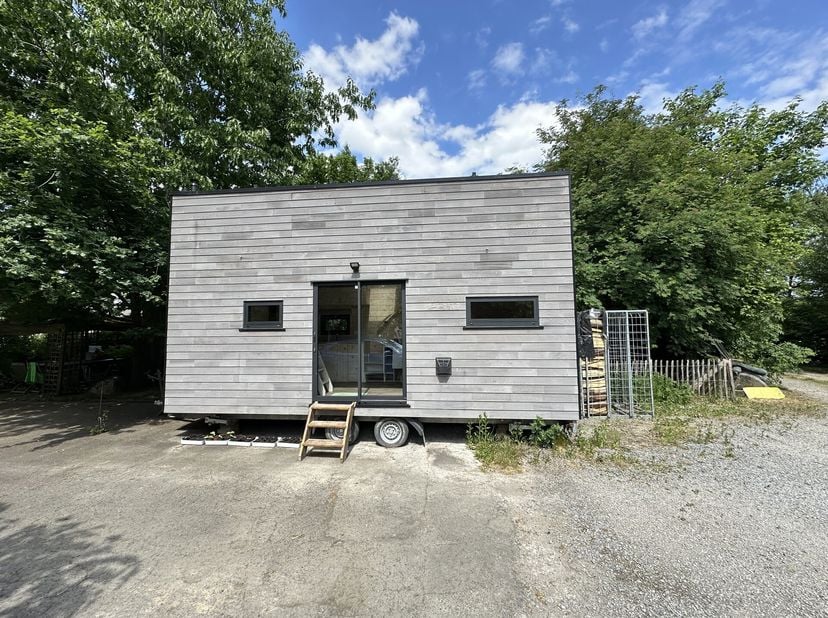 Tiny House de ± 16m² + 2 x ± 4m² en mezzanine :&lt;br /&gt;
Date de construction :  2020&lt;br /&gt;
Isolation :  laine de bois 10cm&lt;br /&gt;
Châssis :  double vitra