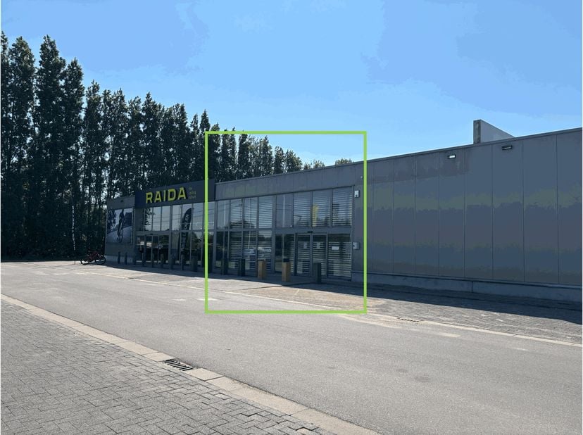 Dit multifunctionele pand van 520 m² biedt een uitstekende gelegenheid voor bedrijven die op zoek zijn naar een strategisch gelegen locatie in een com