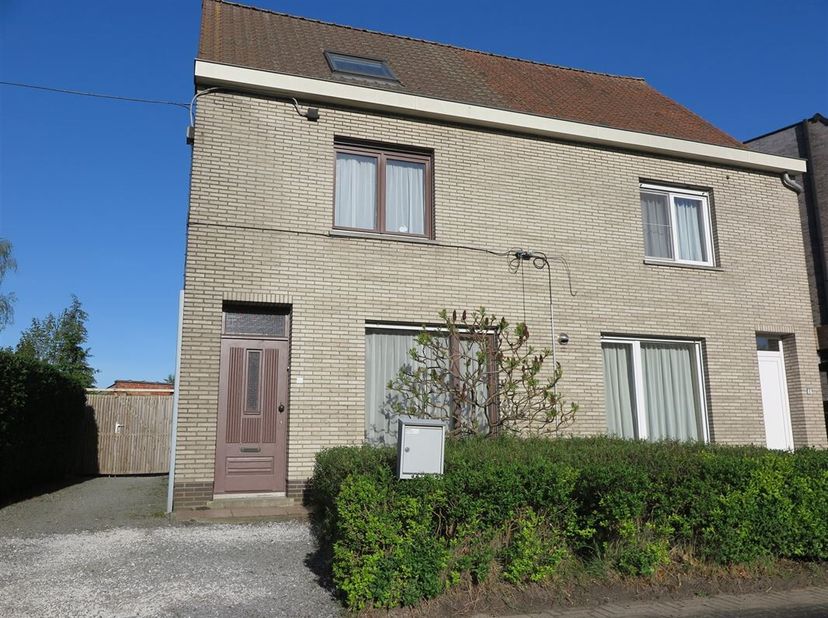 Te koop bij Sem Vastgoed: Gunstig gelegen gezinswoning met tuin en garage.&lt;br /&gt;
Half open bebouwing met inkom, living, eetplaats, keuken, wasplaats,