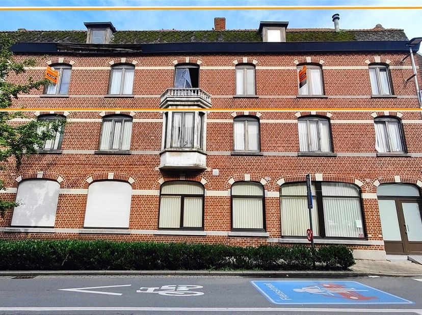 Dans un endroit agréable et pratique, au dernier étage d&#039;un petit immeuble, vous trouverez ce grand appartement de 98 m² à aménager, avec un grenier d
