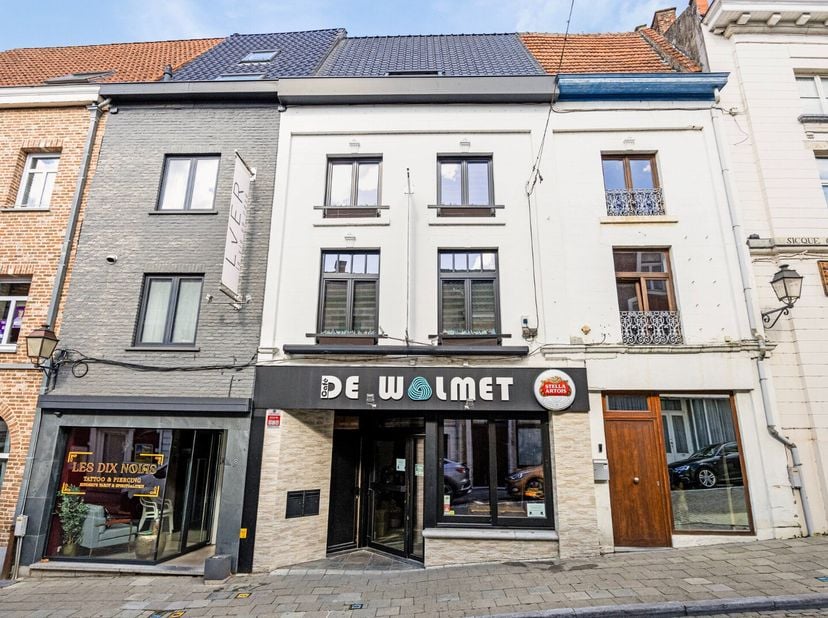 Zeer gunstig gelegen handelsruimte met aparte toegankelijke woonst. Het handelspand is 92 m² en is voorzien van winkelruimte, berging, keuken en kelde