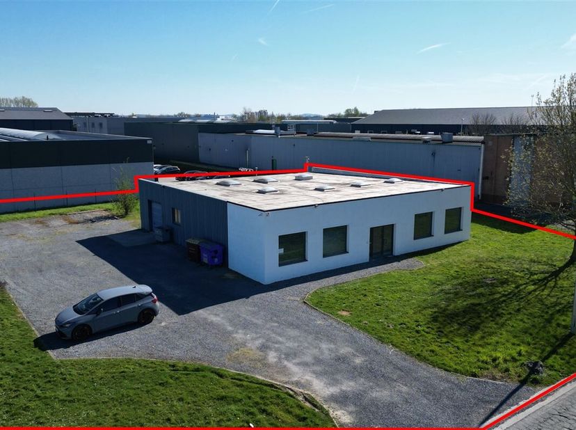 Bâtiment en parfait état d&#039;entretien, d&#039;une superficie totale de 324m² sur une parcelle de 16 ares 86 centiares à 10 min du centre-ville de Tournai.&lt;b