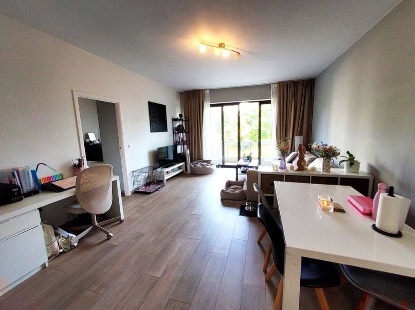 Nous vous proposons ce magnifique appartement non meublé, à proximité de Franklin Roosevelt et du Bois de la Cambre. Dans un bel immeuble de standing,