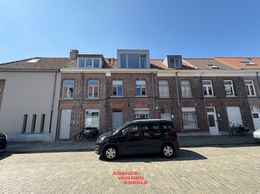 In het gezellige Sint-Gilliskwartier vindt u deze charmante stadswoning, vlakbij de Brugse Reien. Via de inkom met gastentoilet heeft u toegang tot de