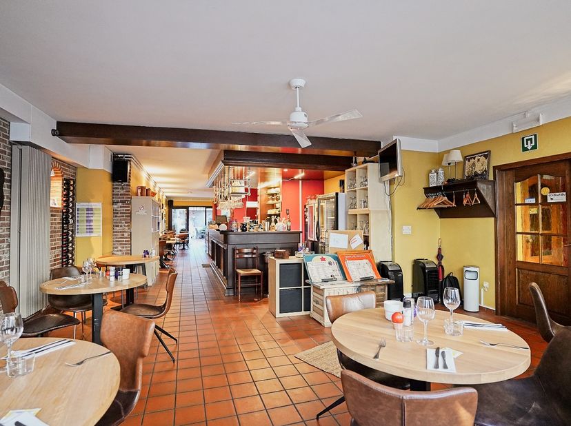 Deze handelsruimte is momenteel ingericht als horeca zaak, de handelszaak zal verkocht worden met de totale inboedel zodat u als horeca ondernemen dir