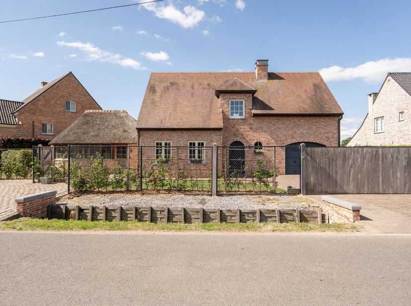 Uitzonderlijke villa op een prachtig perceel van 930 m²&lt;br /&gt;
Welkom in deze unieke woning, gelegen op een mooi en goed georiënteerd perceel van 930 m