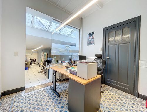                                         Immeuble de bureaux à louer à Waremme, € 1.400
