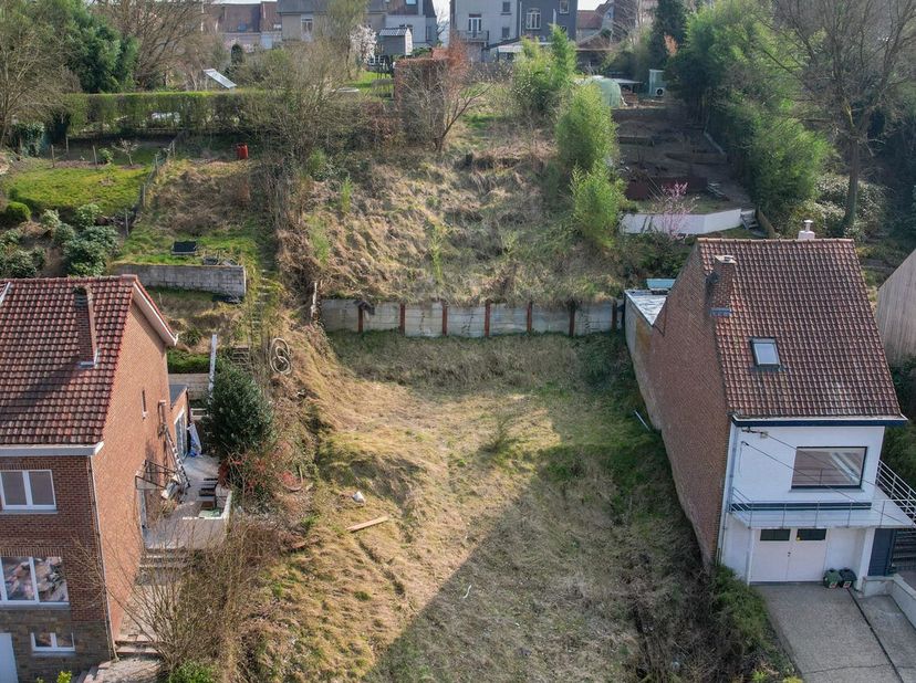 Gelegen in de gegeerde wijk Maubroux in Genval, biedt dit bouwperceel een uitzonderlijke kans om uw vastgoedproject te realiseren. In een groene omgev