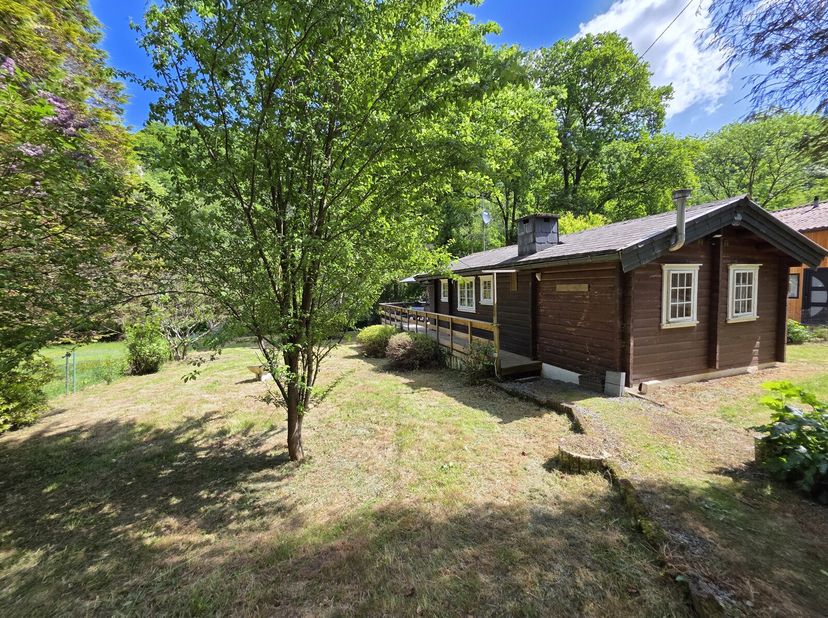 Situé au cur dun environnement calme et verdoyant à Sy (Verlaine - Durbuy), le lond du ravel et de l&#039;Ourthe, ce charmant chalet vous offre un cadre de
