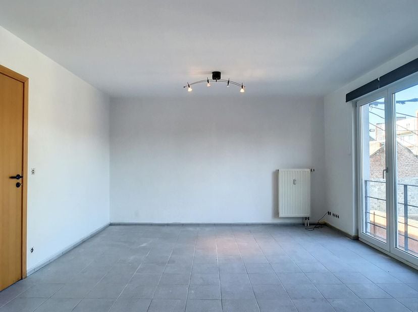 En plein centre de Ciney à 2 pas des commerces, au 2ème étage d&#039;un immeuble avec ascenseur, nous vous proposons un appartement composé comme suit: un