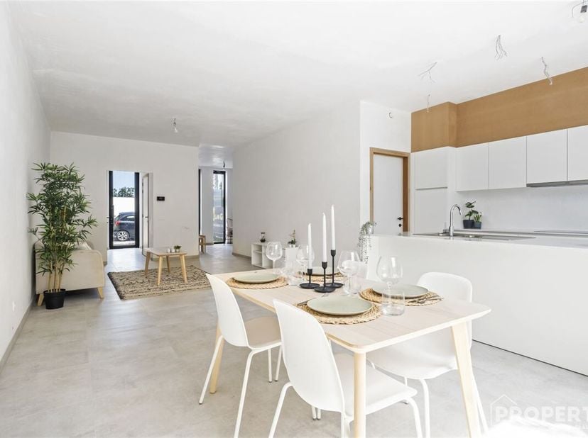 MAISON AMÉLIORABLE AVEC 4 CHAMBRES Disposition : Hall d&#039;entrée avec toilettes invités, spacieux séjour lumineux avec cuisine ouverte, pièce supplément