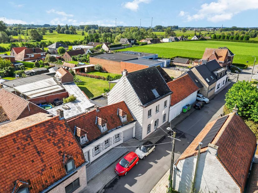 Ben je op zoek naar een ruime gezinswoning met karakter in een rustige, landelijke omgeving? Dan is deze woning in Rugge, deelgemeente van Avelgem, pr