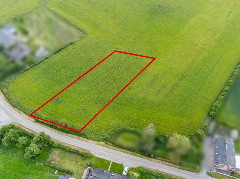 Het ERA B-LUX makelaarskantoor heeft het genoegen u deze uitzonderlijke gelegenheid voor te stellen: een vlakke bouwkavel van meer dan 20 are, gelegen