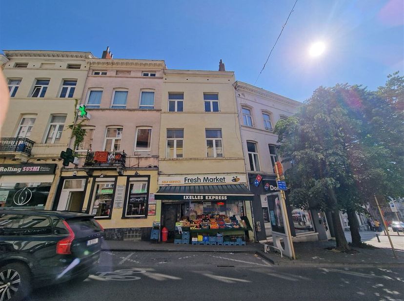 Place Flagey, dans un petit immeuble sans charges - Bel appartement à rénover 3 chambres avec grenier actuellement composé comme suit : Au 2e étage :