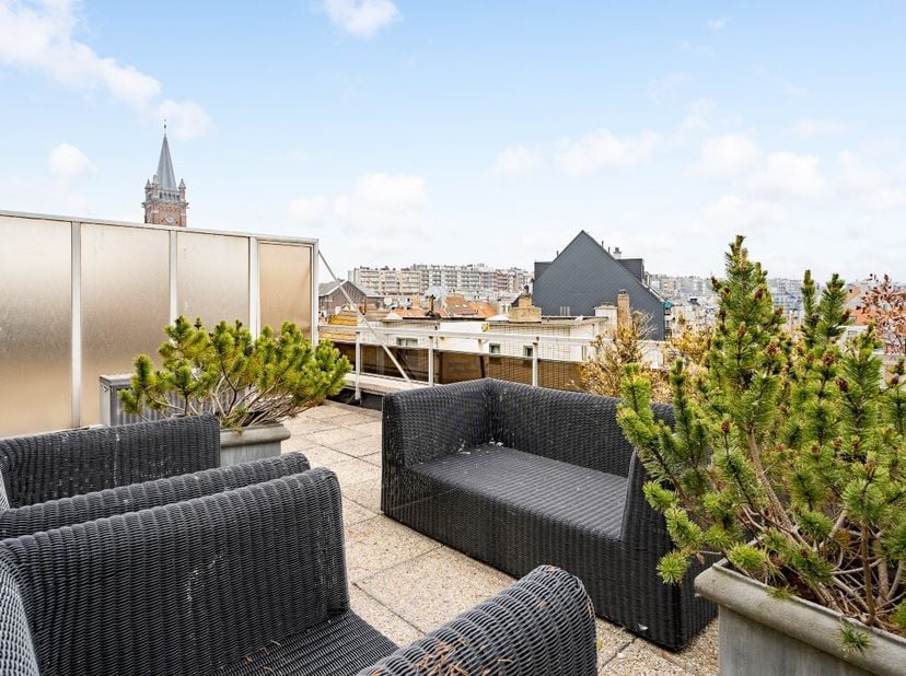 Aangename en lichte STUDIO &#039;&#039;PENTHOUSE&#039;&#039; met centrale ligging, in het hart van de stad.&lt;br /&gt;
Twee zeer grote directe terrassen met vrij uitzicht in v