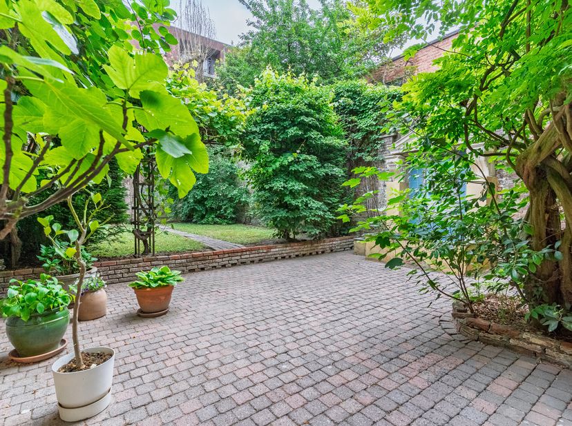 LIGGING&lt;br /&gt;
Deze volledig te renoveren charmante herenwoning met tuin is gelegen in het hartje van Gent. De Lieven de Winnestraat is een zijstraat v