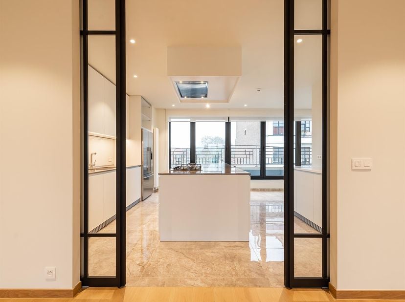 Idéalement situé entre la place Brugmann et le Châtelain, vaste appartement de ± 210 m² avec une grande terrasse arrière de ± 20 m² dans immeuble réce