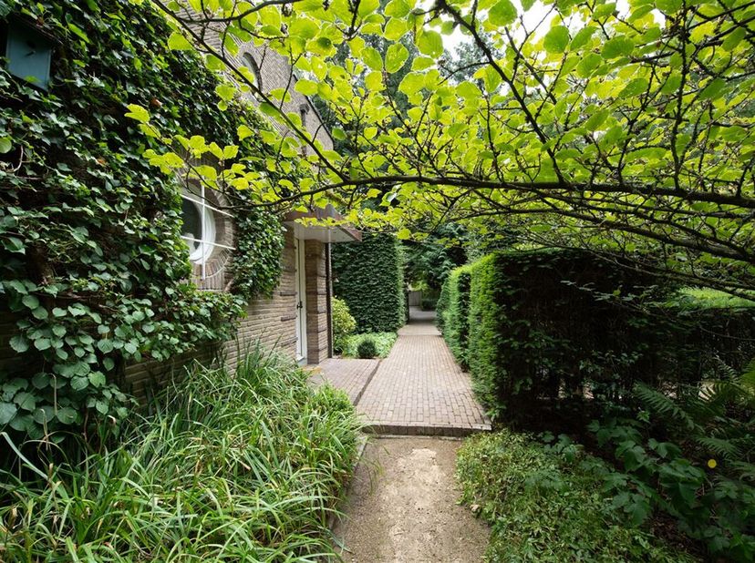 Authentieke Interbellum villa met prachtig aangelegd tuin&lt;br /&gt;
In het residentiële Koningshof, het openluchtmuseum voor Interbellumarchitectuur, beke