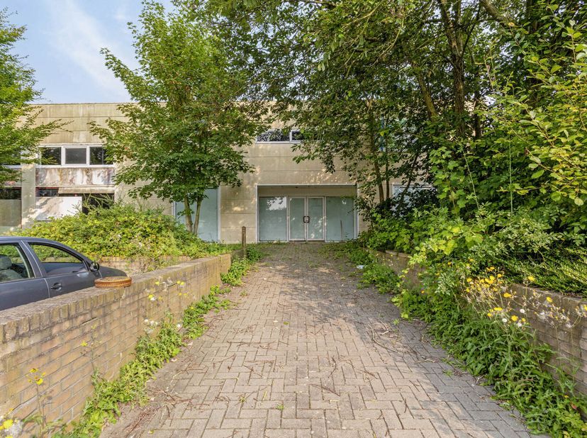 Dit magazijngebouw met kantoorruimte, garages en parkeerplaatsen, gelegen aan de Nijvelsesteenweg in Halle, biedt een perfecte combinatie van ruimte,