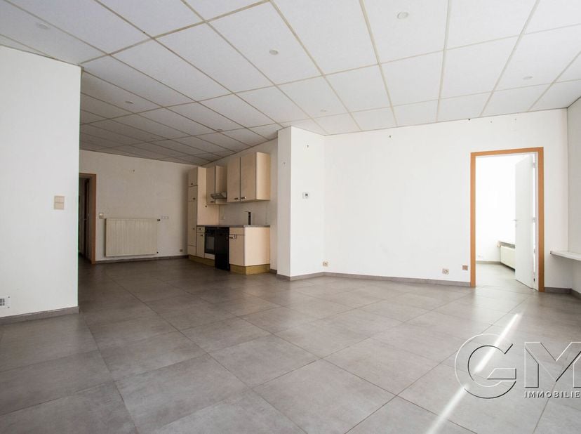 MOUSCRON&lt;br /&gt;
Rue du Nouveau Monde 144&lt;br /&gt;
Bel appartement en rez-de-chaussée, rénové en 2021, situé proche du centre, et disposant de 2 belles cha