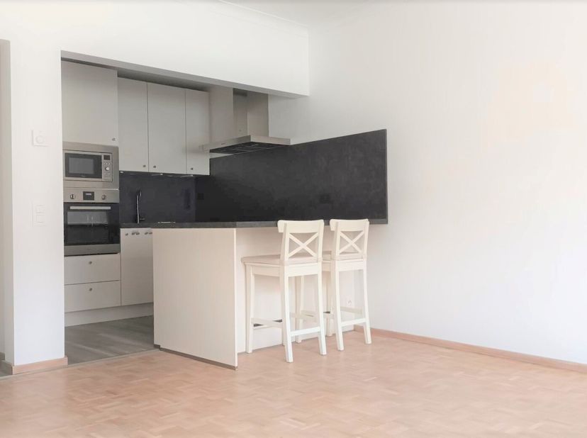 Op zoek naar een gezellig, gerenoveerd 1 slaapkamer appartement vlakbij de binnenstad van Hasselt en kort bij alle voorzieningen zoals winkels, restau
