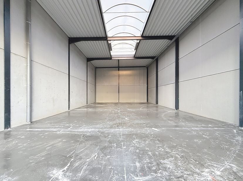 Entrepôt d&#039;environ 200 m² à louer à Pittem avec 2 places de parking privées. &lt;br /&gt;
L&#039;entrepôt est situé à proximité de différentes routes d&#039;accès. Id
