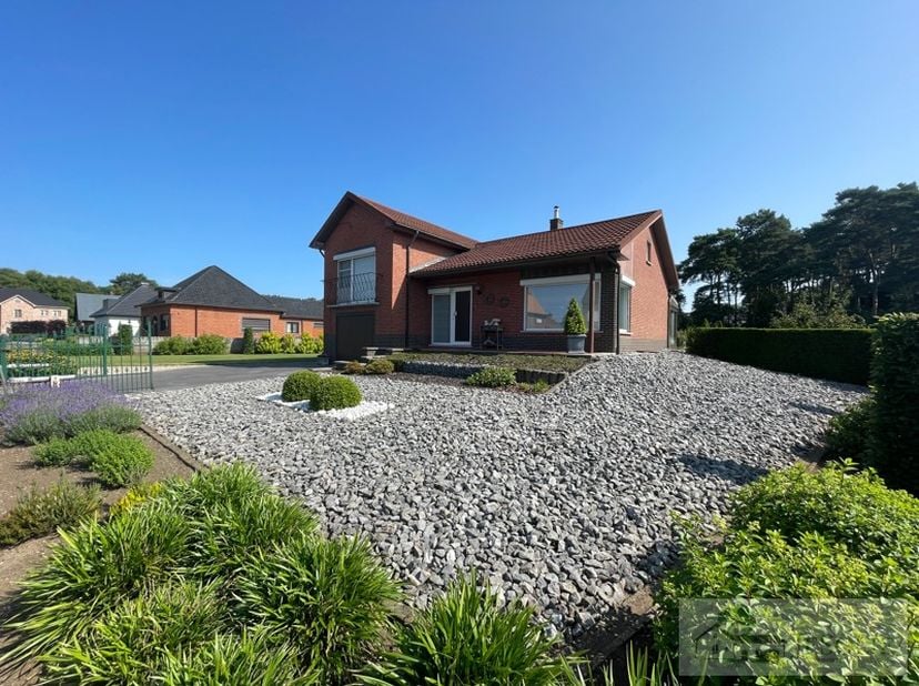 Statige open bebouwing op 18a23ca&lt;br /&gt;
&lt;br /&gt;
Deze ruime split-level woning met 3 slaapkamers vinden we terug op een rustige doch centrale locatie.&lt;b