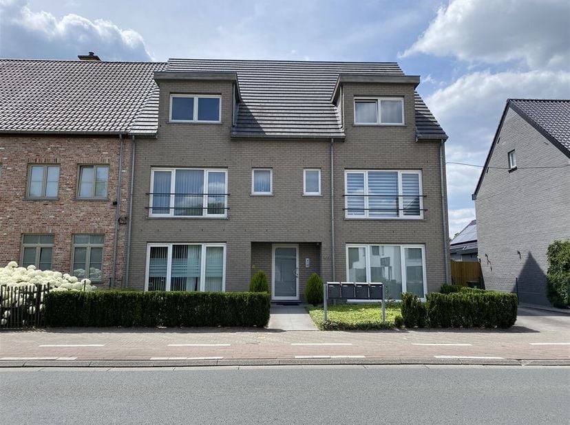 Voor meer informatie betreft de woonst, gelieve te surfen naar: https://verdegemvastgoed.be/project/21331/vh_sleidinge_polenstraat-146_102&lt;br /&gt;
Indie