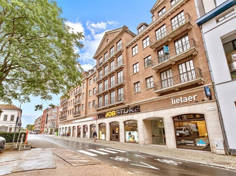 EMPLACEMENT FANTASTIQUE pour cet appartement spacieux avec 2 CHAMBRES et 2 TERRASSES donnant sur la PLACE DU THÉÂTRE! Idéalement situé au CENTRE, à pr