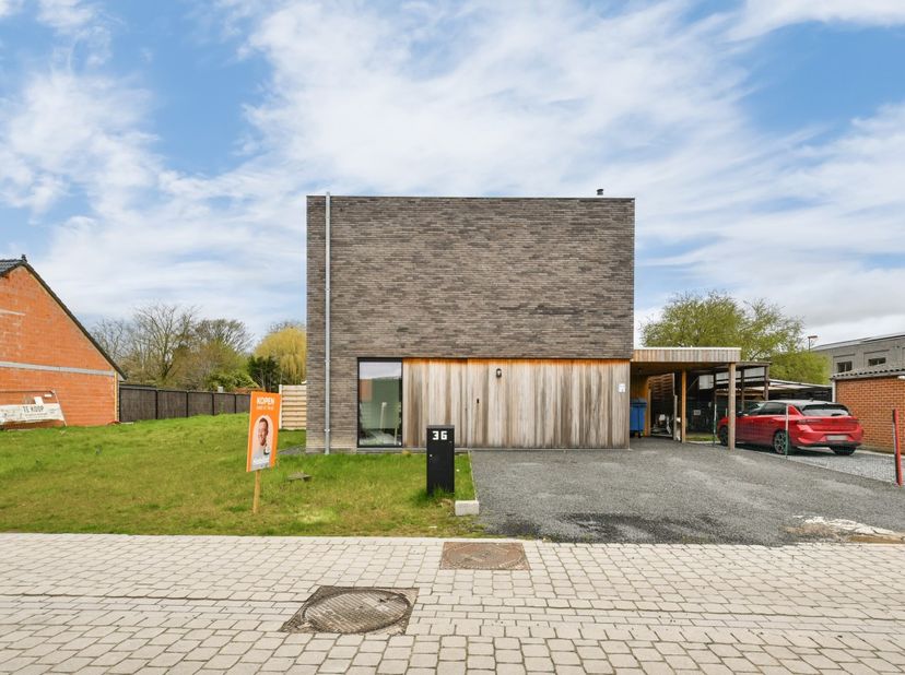 Deze prachtige alleenstaande nieuwbouwwoning gelegen op centrale, doch rustige locatie te Handzame  zoekt nieuwe eigenaars! Deze woning staat te koop