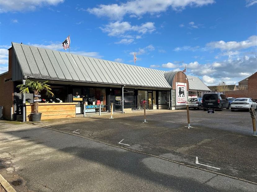 Handelsruimte (circa. 55m², inbegrepen toilet en keukentje) in het commercieel centrum van Geetbets gelegen naast drukbezochte Cashautomaat, Delhaize