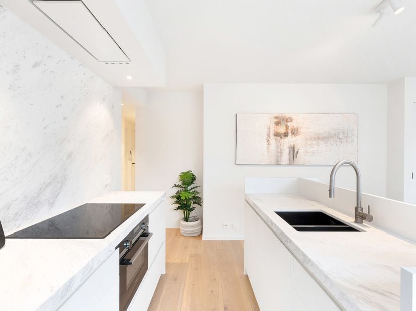 Bel appartement d&#039;angle, lumineux, avec 2 chambres à coucher à 300 mètres de la plage. Cet appartement a été rénové avec du goût, avec de nombreux pla