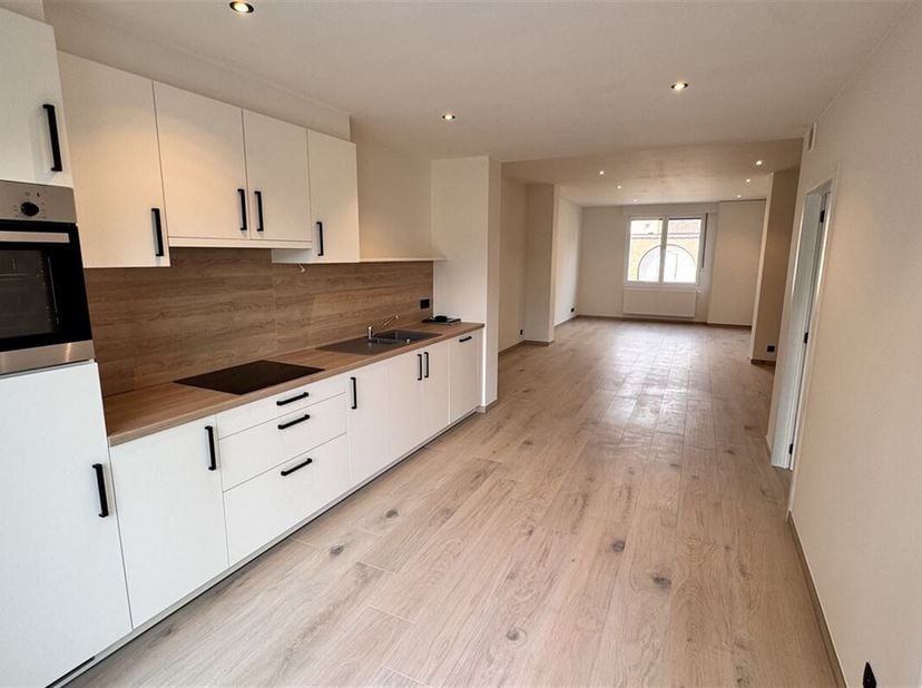 GERENOVEERDE WONING MET 3 SLP EN TUINTJE TE ZANDBERGEN&lt;br /&gt;
Deze woning is gelegen in een zijstraat dicht bij het station van Zandbergen.&lt;br /&gt;
De wo