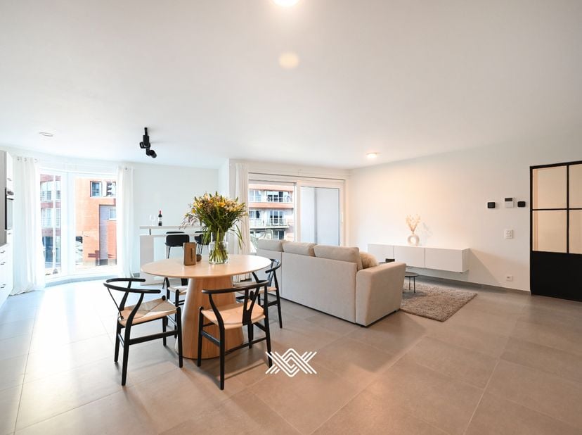 Dit ruim appartement met een bewoonbare oppervlakte van ca. 83 m² is gelegen in de Gentstraat, in het centrum van Deinze. Het werd gebouwd in 2020, wa