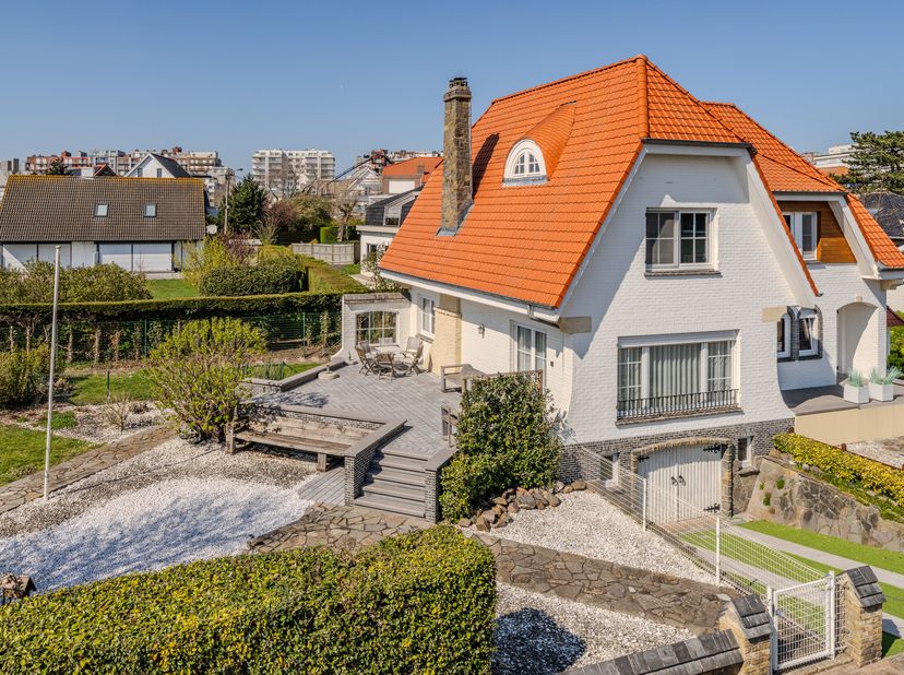 Deze prachtige en grote villa (220m²) met 5 volwaardige slaapkamers is te koop op een groot en zonnig perceel (876m²), bestaande uit 2 aparte loten. D