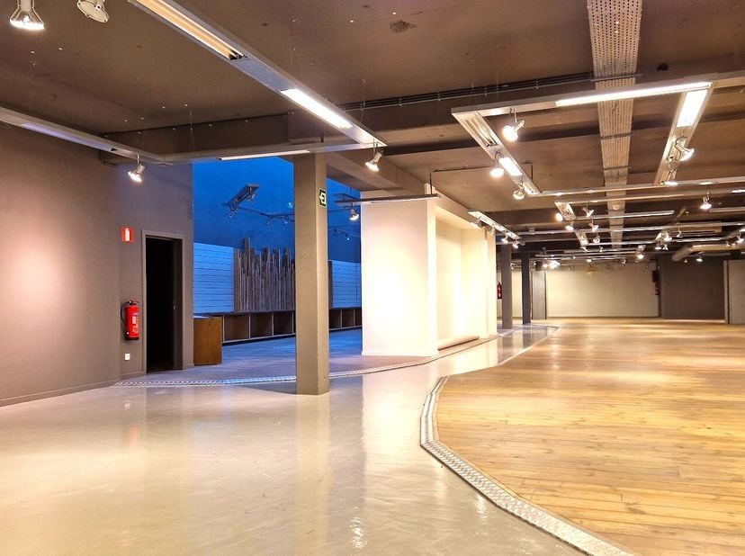 Le rez-de-chaussée a une surface locative d&#039;environ 860 m², tandis que le premier étage couvre environ 740 m². Le sous-sol comprend un espace pour le